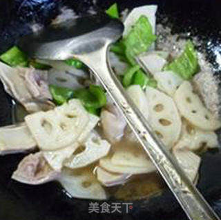 青椒猪肚炒莲藕的做法步骤：12