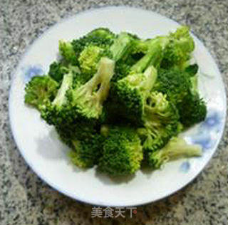 胡萝卜瘦肉片炒西兰花的做法步骤：1