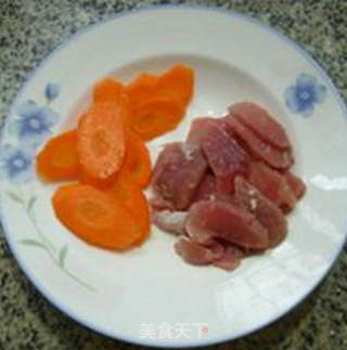 胡萝卜瘦肉片炒西兰花的做法步骤：2