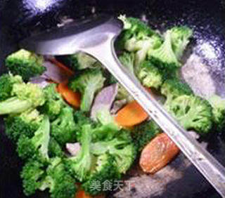 胡萝卜瘦肉片炒西兰花的做法步骤：5