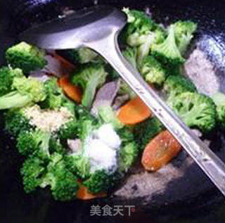 胡萝卜瘦肉片炒西兰花的做法步骤：6