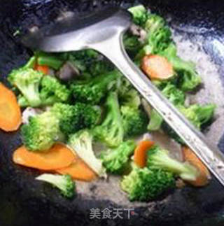 胡萝卜瘦肉片炒西兰花的做法步骤：7