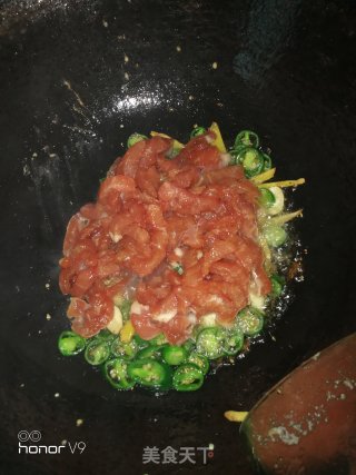 青椒泡菜炒肉丝的做法步骤：4