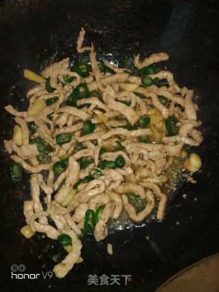 青椒泡菜炒肉丝的做法步骤：5