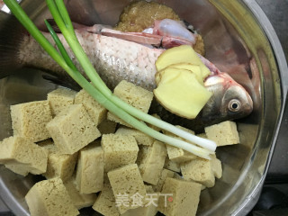 鲫鱼炖冻豆腐的做法步骤：1