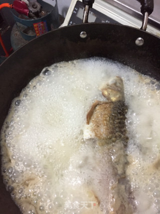 鲫鱼炖冻豆腐的做法步骤：4