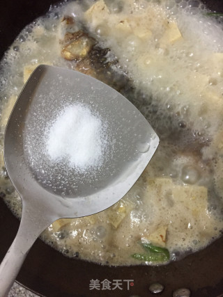 鲫鱼炖冻豆腐的做法步骤：5