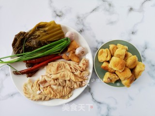 酸菜油豆腐烧肥肠的做法步骤：1