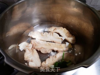 酸菜油豆腐烧肥肠的做法步骤：2