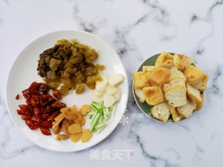 酸菜油豆腐烧肥肠的做法步骤：3