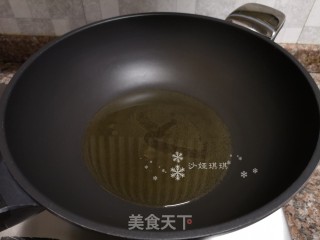 酸菜油豆腐烧肥肠的做法步骤：5
