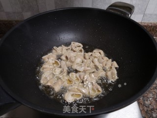 酸菜油豆腐烧肥肠的做法步骤：6