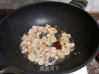酸菜油豆腐烧肥肠的做法步骤：7