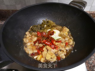 酸菜油豆腐烧肥肠的做法步骤：8