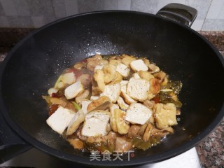 酸菜油豆腐烧肥肠的做法步骤：9