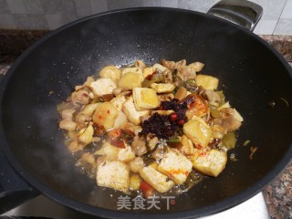 酸菜油豆腐烧肥肠的做法步骤：10