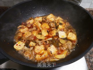 酸菜油豆腐烧肥肠的做法步骤：11