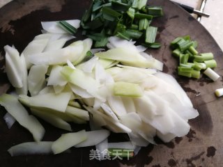 蒜苗炒芥菜芯的做法步骤：2