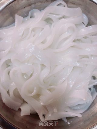 炒牛肉河粉的做法步骤：2