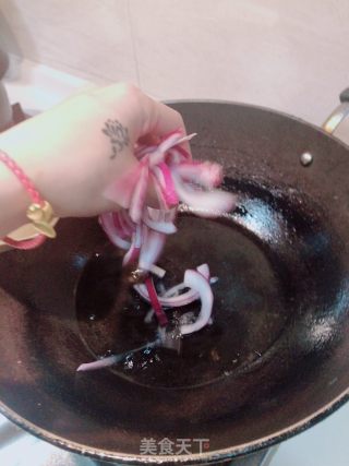 炒牛肉河粉的做法步骤：6