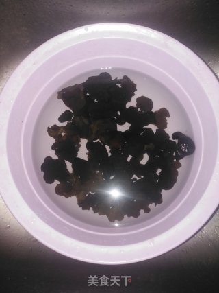 青菜炒木耳的做法步骤：2