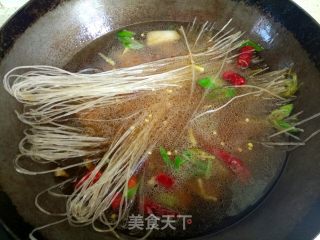 鱿鱼须小白菜粉丝汤的做法步骤：10