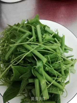 清炒佛手瓜苗的做法步骤：2