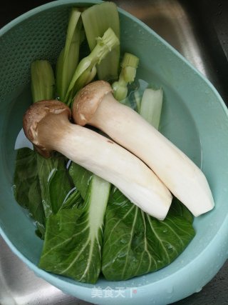 杏鲍菇炒油菜的做法步骤：1