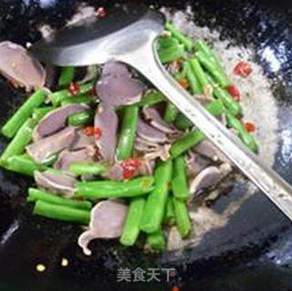 鹅胗炒梅豆的做法步骤：5
