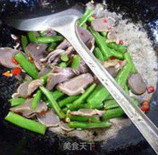 鹅胗炒梅豆的做法步骤：7
