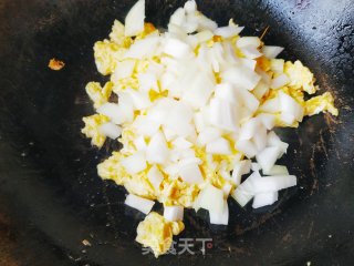 炒馒头丁的做法步骤：3