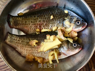 鲤鱼汤的做法步骤：1