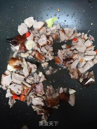 鸭肉莲藕炒面条的做法步骤：2