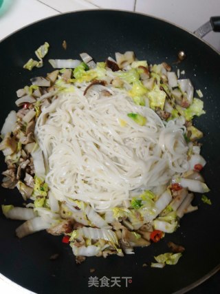 鸭肉莲藕炒面条的做法步骤：5