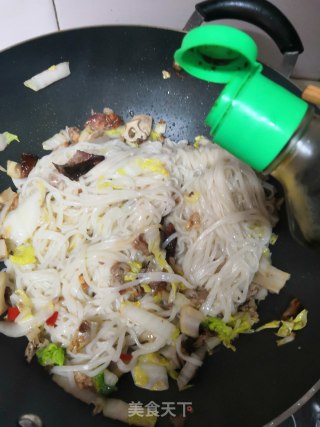 鸭肉莲藕炒面条的做法步骤：6
