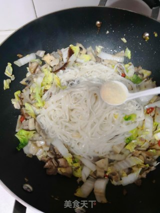 鸭肉莲藕炒面条的做法步骤：8