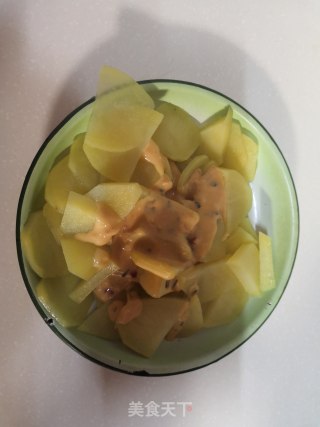 土豆草莓沙拉的做法步骤：1
