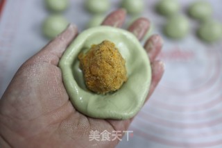 咸蛋黄肉松青团的做法步骤：11
