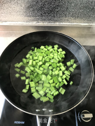 桃仁苦瓜的做法步骤：2