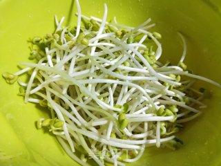 蚝油黄豆芽的做法步骤：1