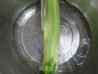 鱼豆腐白玉菇炒夜开花的做法步骤：2