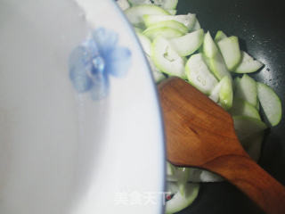 鱼豆腐白玉菇炒夜开花的做法步骤：6
