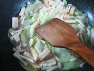 鱼豆腐白玉菇炒夜开花的做法步骤：8