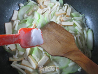 鱼豆腐白玉菇炒夜开花的做法步骤：9