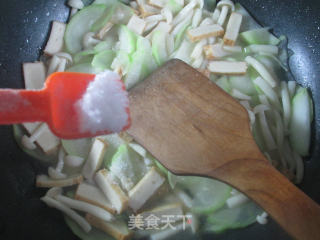鱼豆腐白玉菇炒夜开花的做法步骤：10