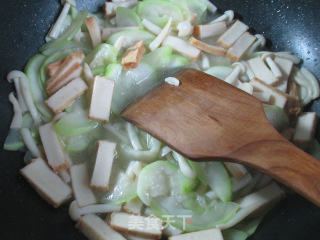 鱼豆腐白玉菇炒夜开花的做法步骤：11