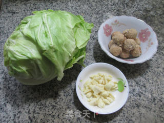 小肉丸炒牛心菜的做法步骤：1