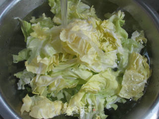 小肉丸炒牛心菜的做法步骤：2