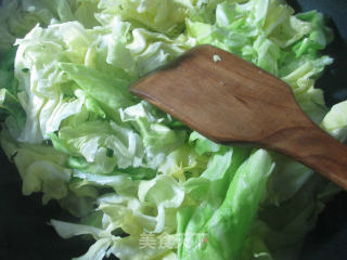 小肉丸炒牛心菜的做法步骤：5