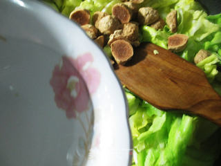 小肉丸炒牛心菜的做法步骤：6